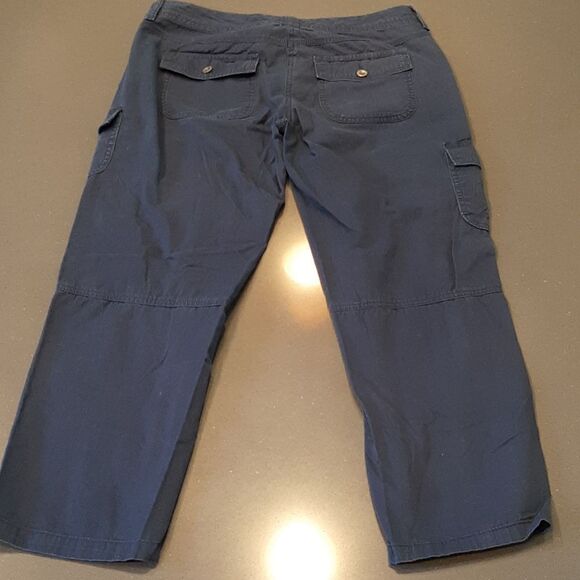 Tommy Hilfiger Navy Cargo Capri Pants - Picture 5 of 9